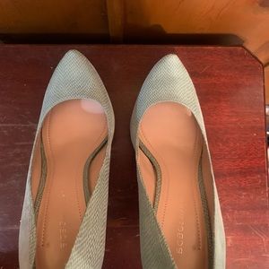 Great shoes for the classy well dressed Lady. Very little wear. Pre loved!!!